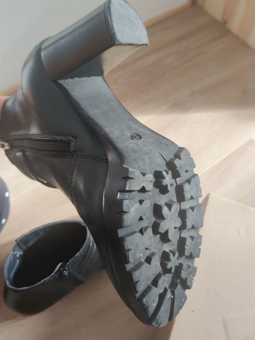 Ghete din piele cu toc
