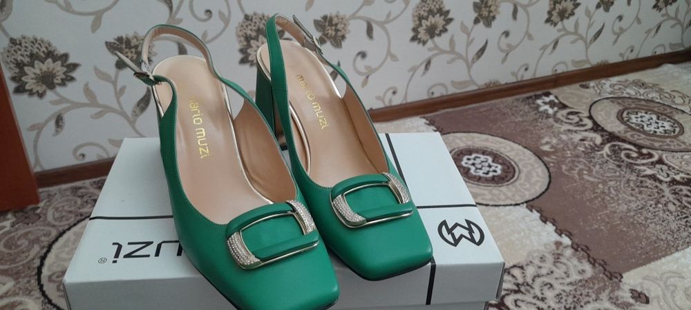 Продам красивая босоножки срочно продам.