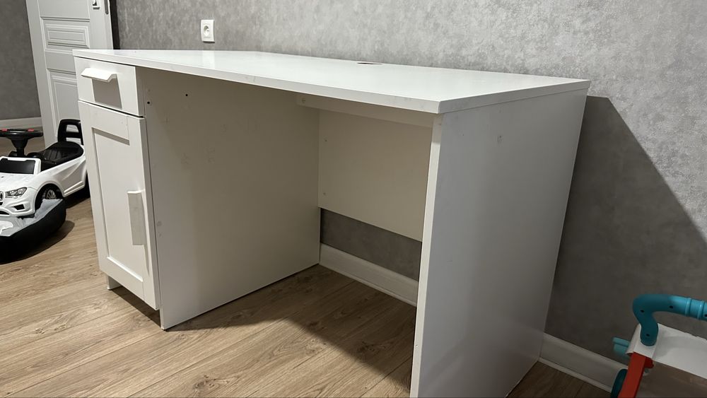 Письменный стол IKEA.