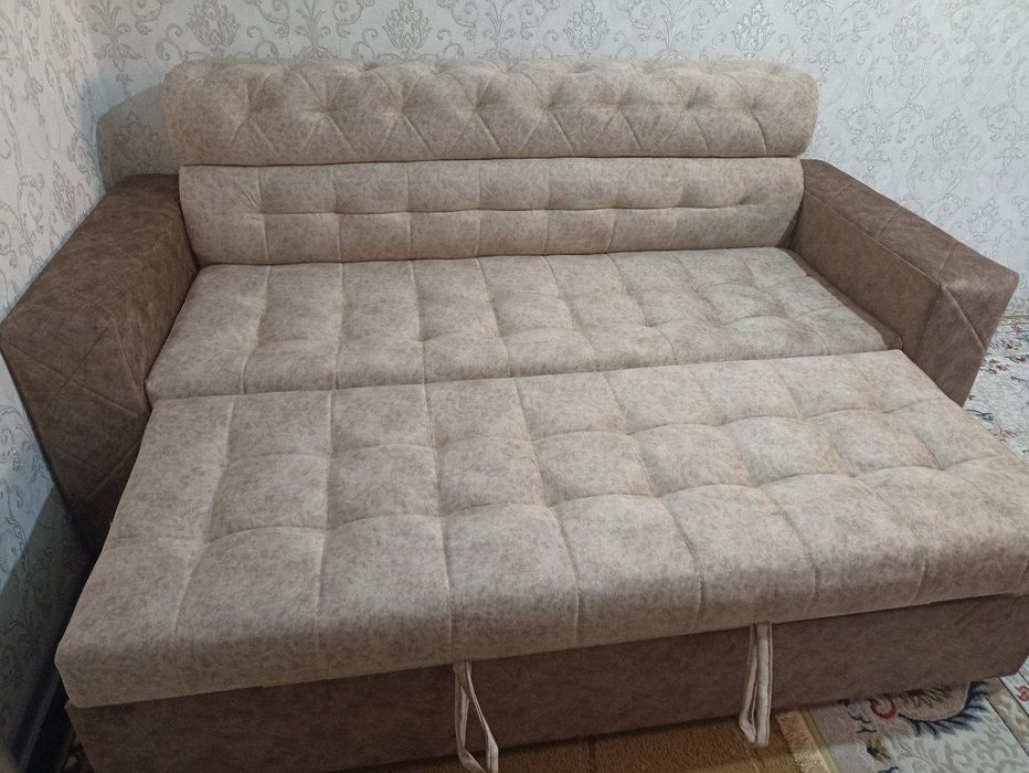 Yaxshi holatdagi yig'iladigan divan sotiladi
