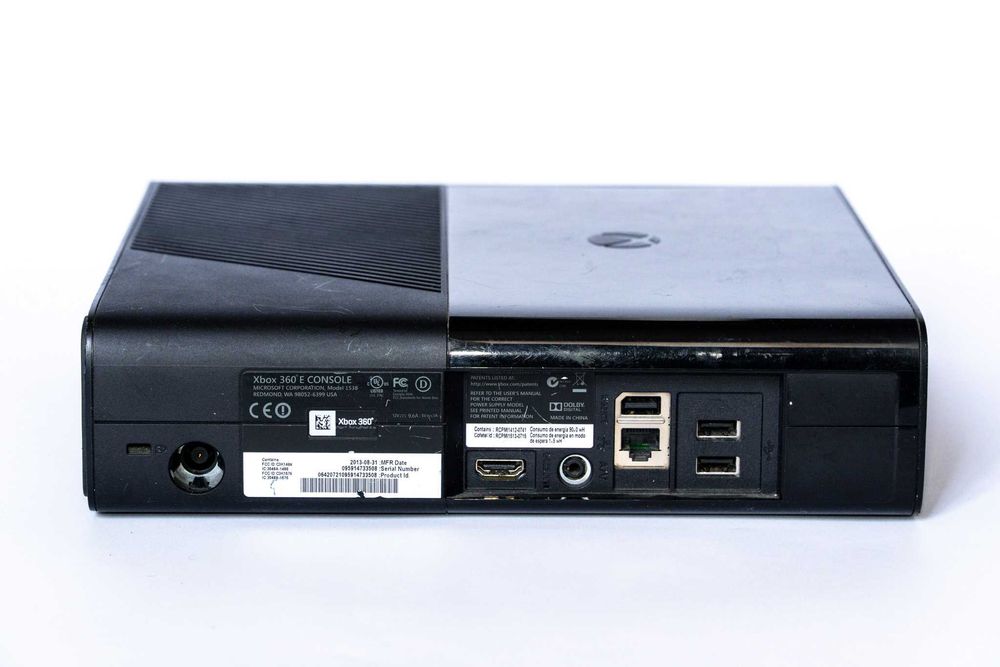 Продавам Xbox 360 E (Slim) 250GB Kinect, черен.