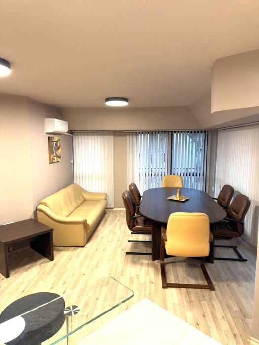 Дава се под наем Офис в Пловдив, Център - 93 кв.м за 657.9 € - Снимка #1