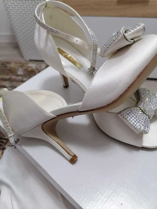 Нови Бели  много нежни  обувки