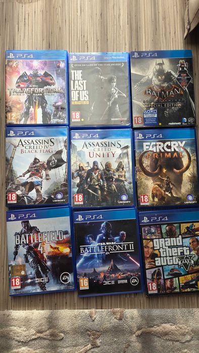 PlayStation 4 cu 2 controlere si 13 jocuri