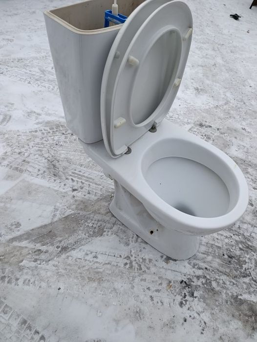 Унитаз для рабочих  в рабочем состоянии