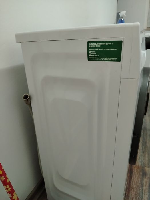 Vînd mașină de spălat rufe 6 kg Arctic.