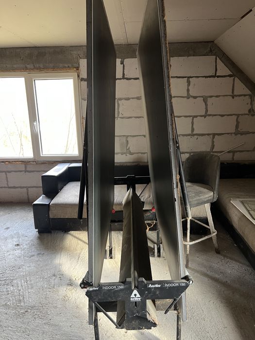 Masa ping pong incompleta.