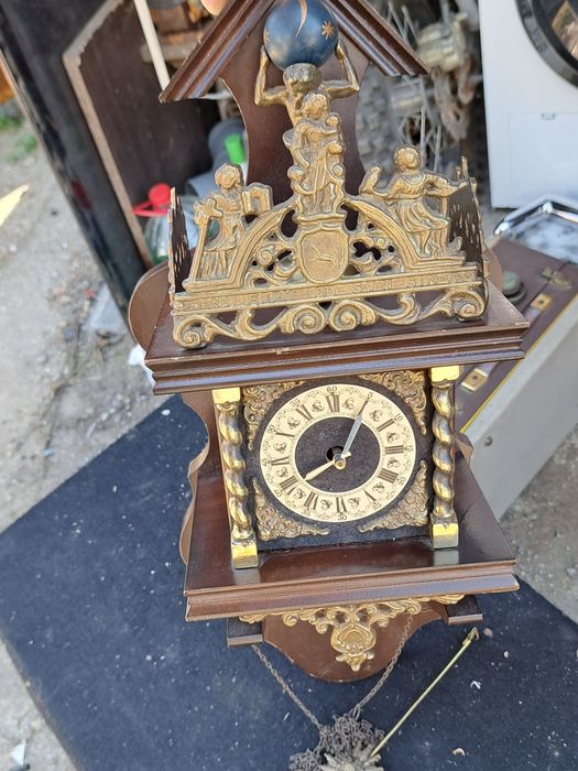 Ceas vechi cu ornamente bronz