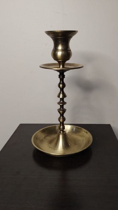 Много нестандартен, красив свещник за една свещ. Месинг.