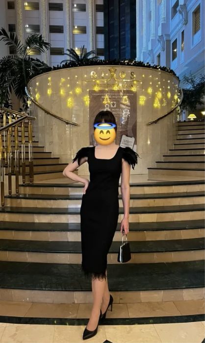 Платье с перьями страуса