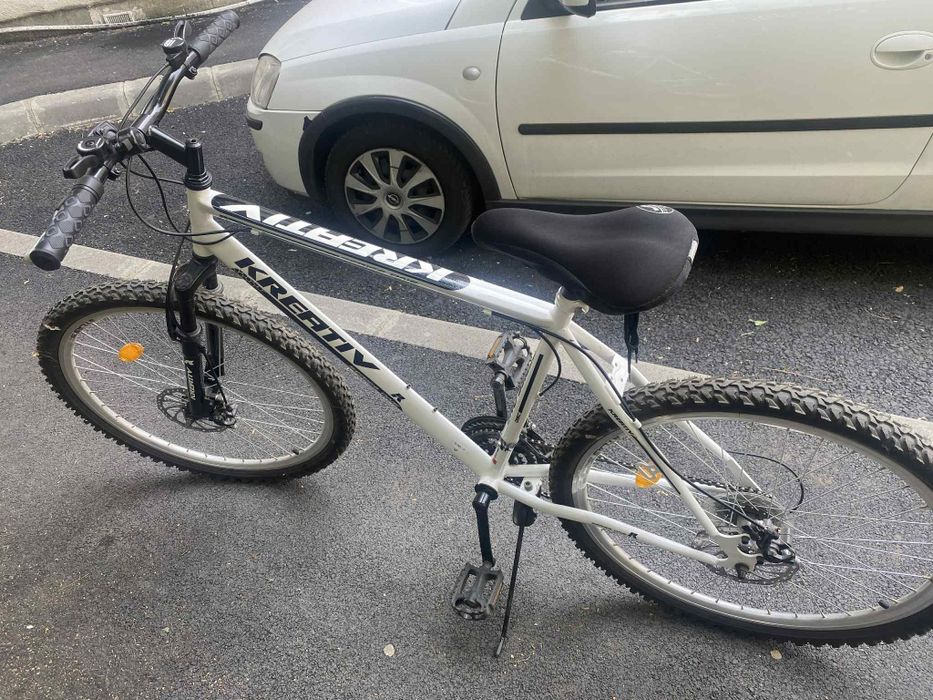 Vînd bicicletă ff puțin folosită , vedeți  cu zum cauciucurile