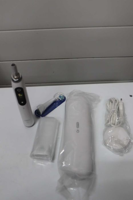 Електрическа четка за зъби Oral-B iO Series 9 - бяла, ДЕФЕКТ в дисплея