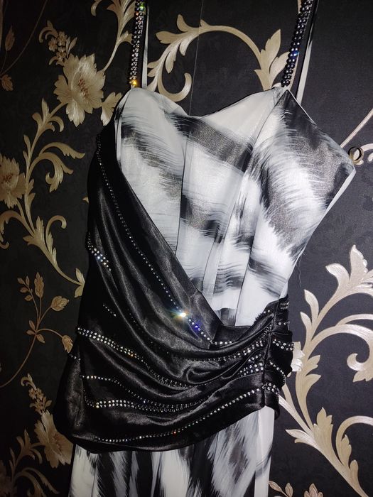 Элегантное вечернее платье с камнями