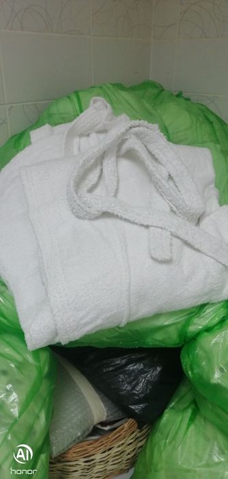 Бели дебели и плътни хавлиени халати за баня