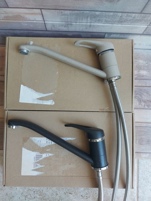 Стоящи смесители, кремав и черен.