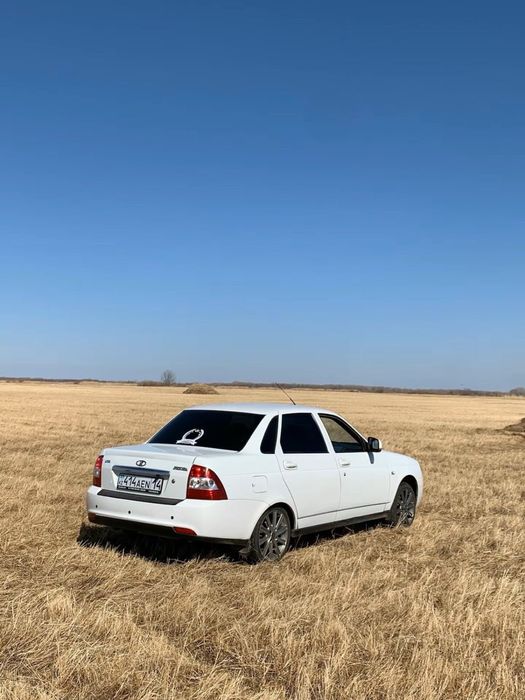 Продам Приору первую