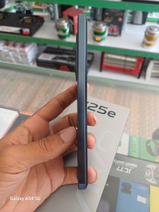 Vivo V25e Diamond black