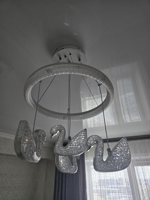 Продам классную  люстру
