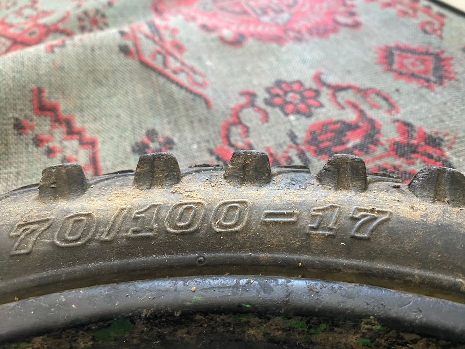 Продавам задна гума да кросов мотор