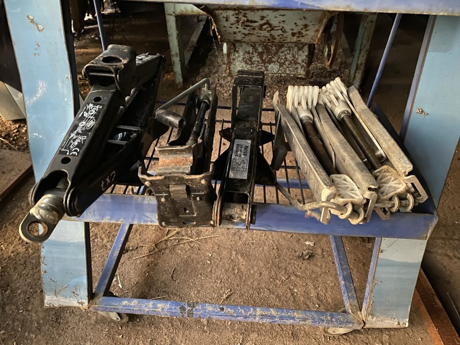 Крик,ключ за гуми,кука за теглене