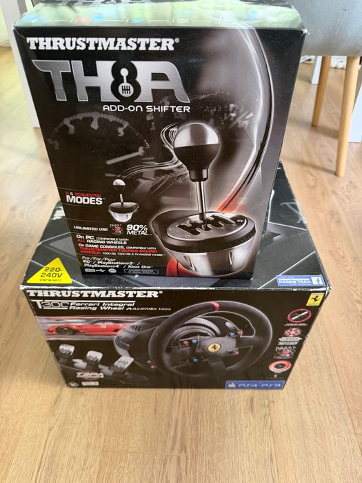 Volan cu pedale Thrustmaster T300 Ferrari Alcantara si schimbator TH8A
