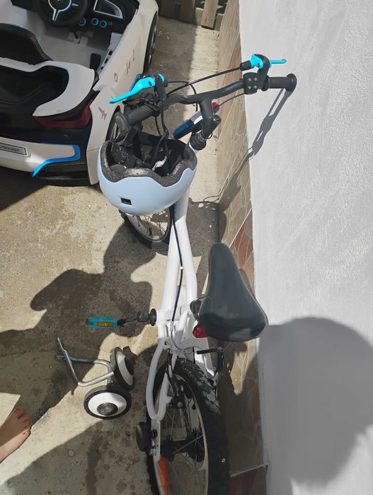 Bicicletă și scaun auto.