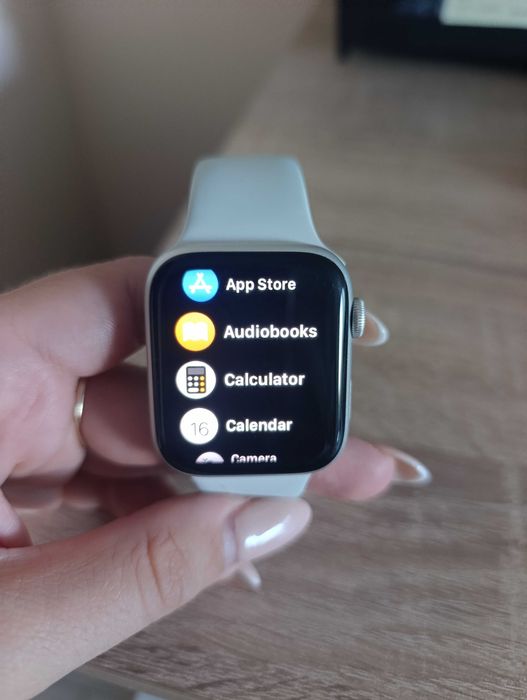 Продавам часовник Apple Watch SE