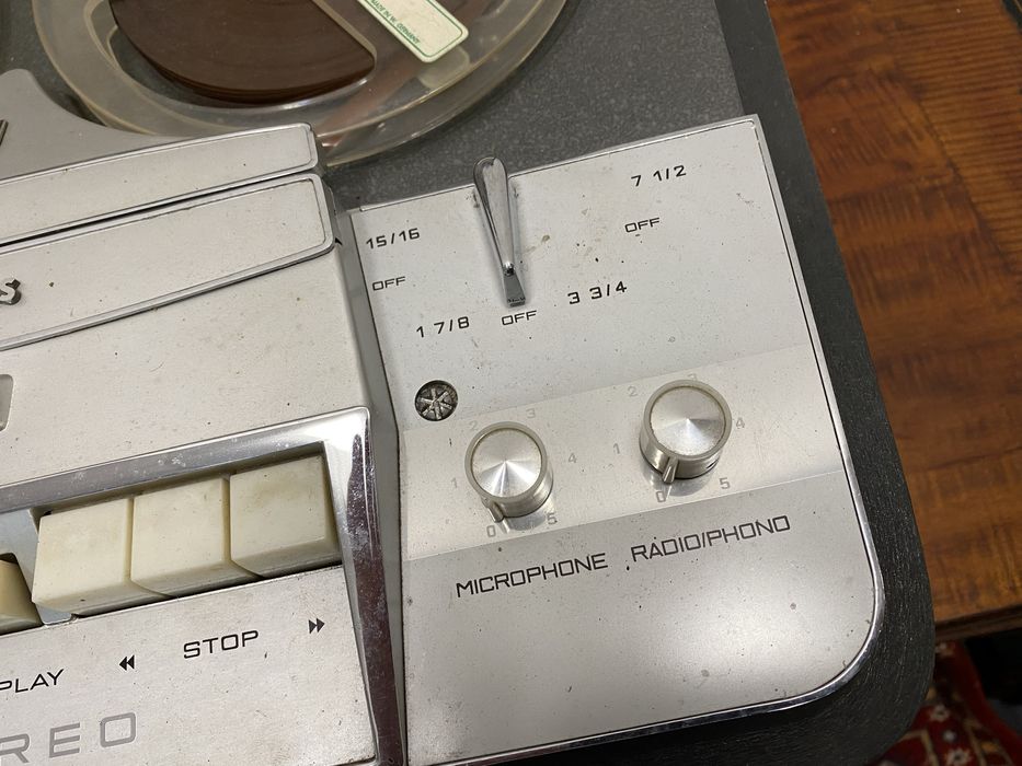 Стар магнетофон на филипс