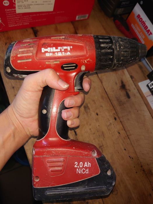 2 Mașini înșurubat, găurit HILTI