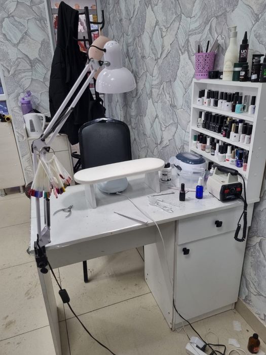 Маникюрный стол.