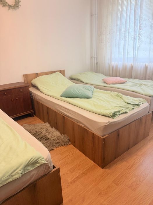 Paturi single cu tot cu saltea 90*200 cm.Foarte putin folosite.