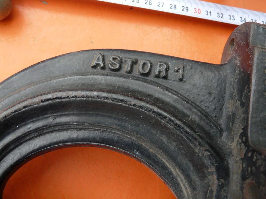 2 броя винтови преси