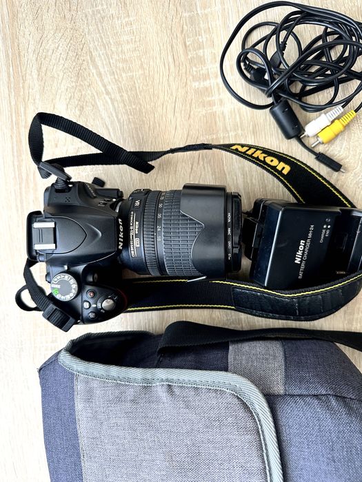 Nikon D3200 si oblietiv Nikon 18-105 DX VR