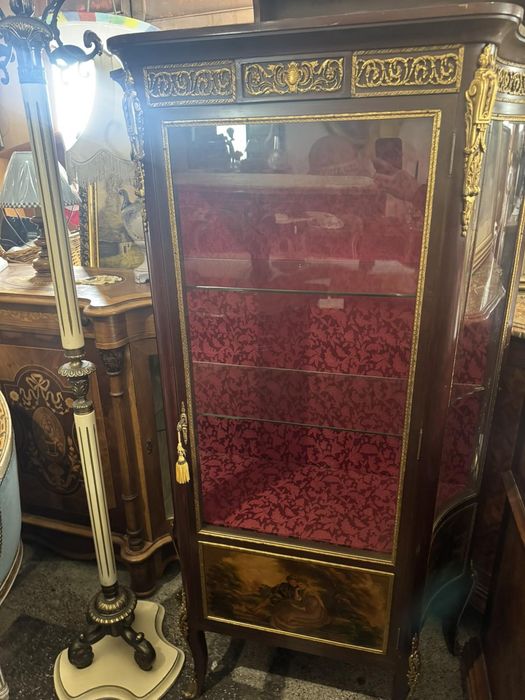 Изящна антикварна витрина