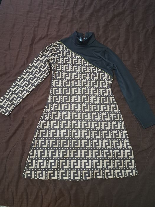 Рокля с ефектно деколте