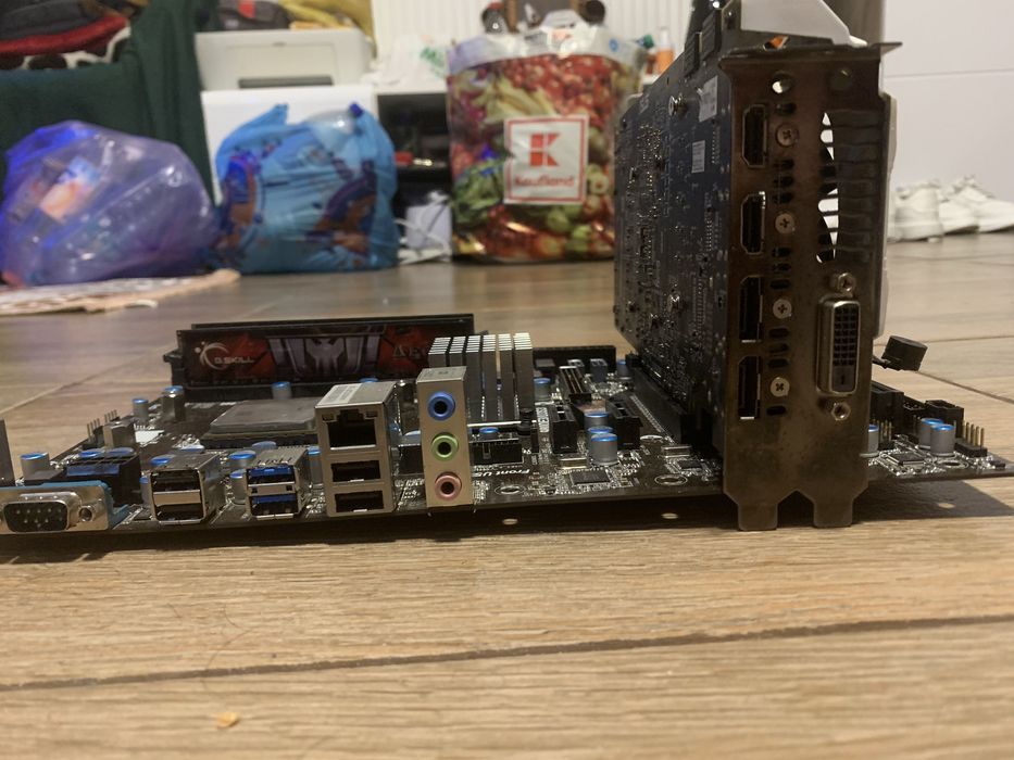 Vand kit de placa de baza cu placa video rami si procesor