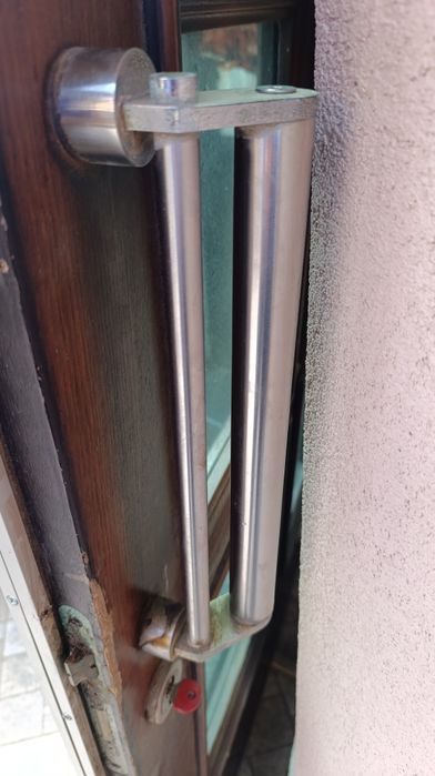 Входна врата с затварящ механизъм !