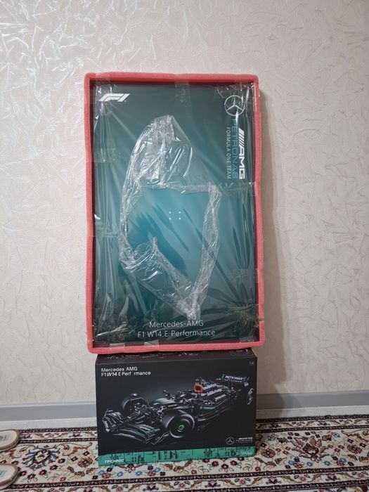 Лего Technic Mercedes-AMG F1 W14 E Performance (1:8)