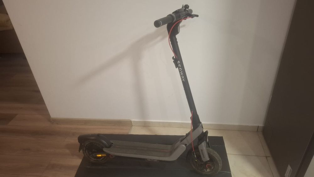 Trotineta electrica NINEBOT E3 Pro ,gri + set 3 protecții