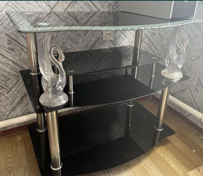 Продается стеклянная подставка для телевизора.