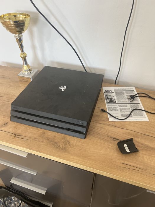 vand ps4 pro in stare foarte bună