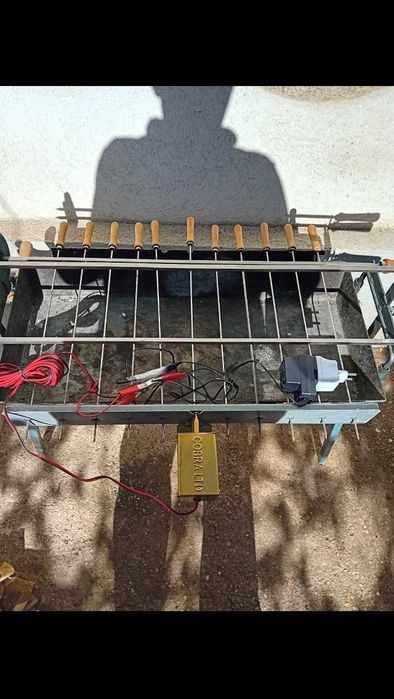 барбекю на въглища и мотора е ток