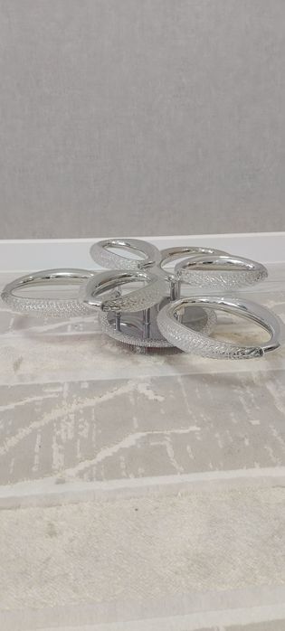 Продам люстру светильник