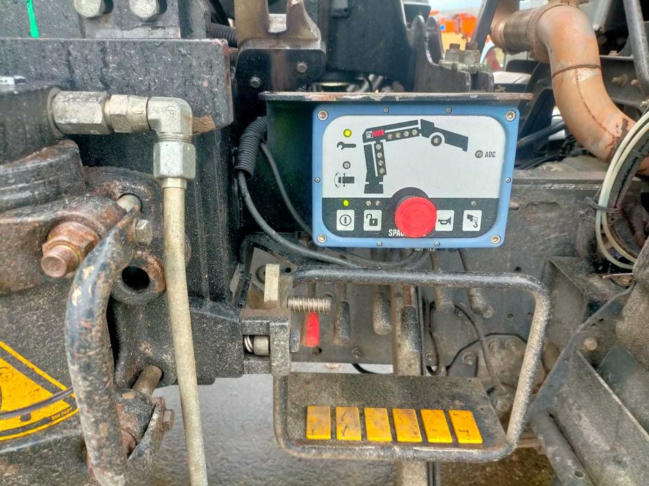 Camion basculabil cu macara, Renault Kerax