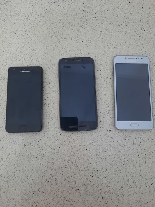 Vănd 3 telefoane