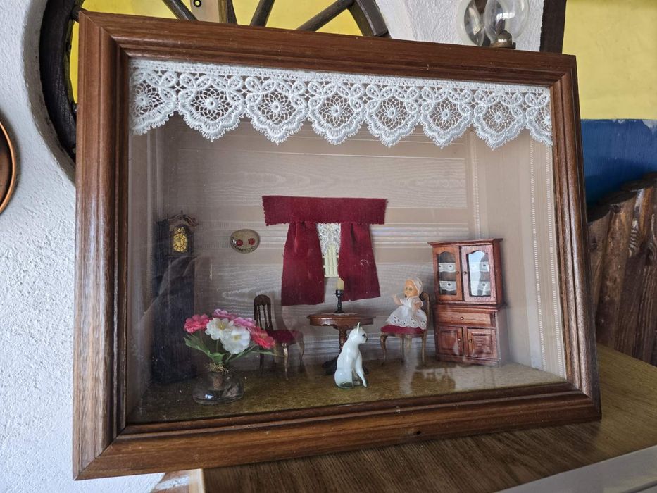 Обемна  ретро картина с дървена рамка