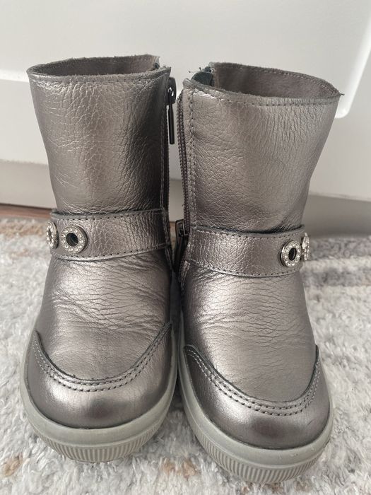 Продам абсолютно новые сапожки для девочки!