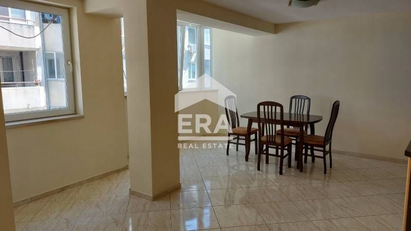 Тристаен апартамент в района на Лятно кино Тракия град Варна