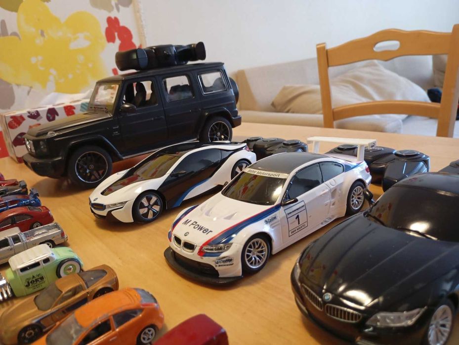 Голяма колекция от метални колички и радиоуправляеми коли