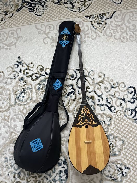 Домбыра вместе с чехлом